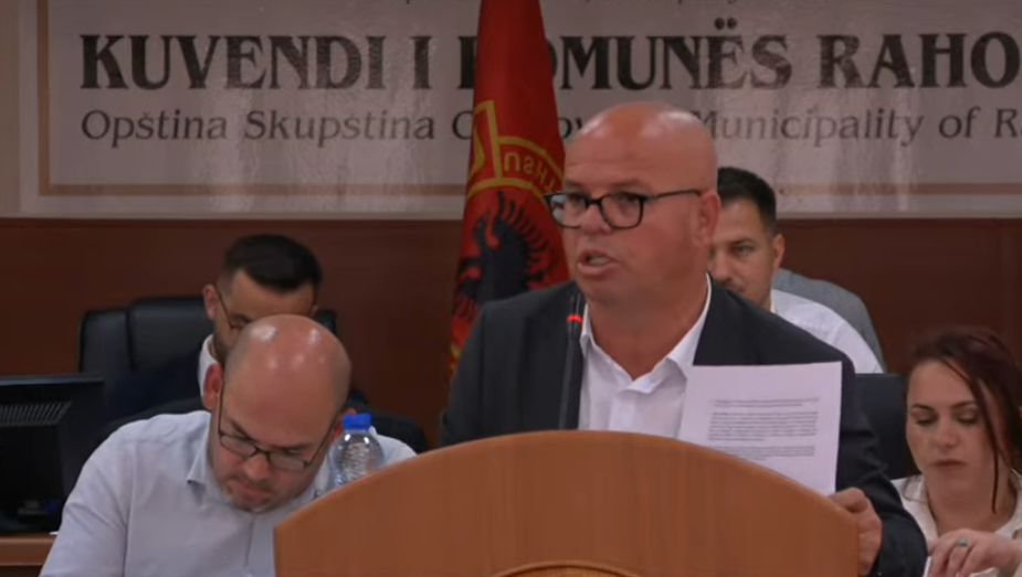 Si në komunizëm: Smajl Latifi “nuk i lë” drejtorët të përgjigjen në seancë, iu thotë që këtë ta bëjnë me shkrim