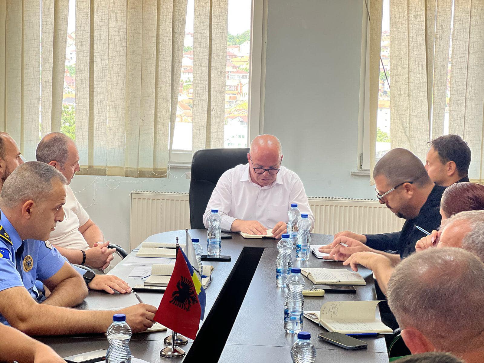 Latifi mbledhë krerët e institucioneve, injoron çështjen e barnatoreve kujdestare