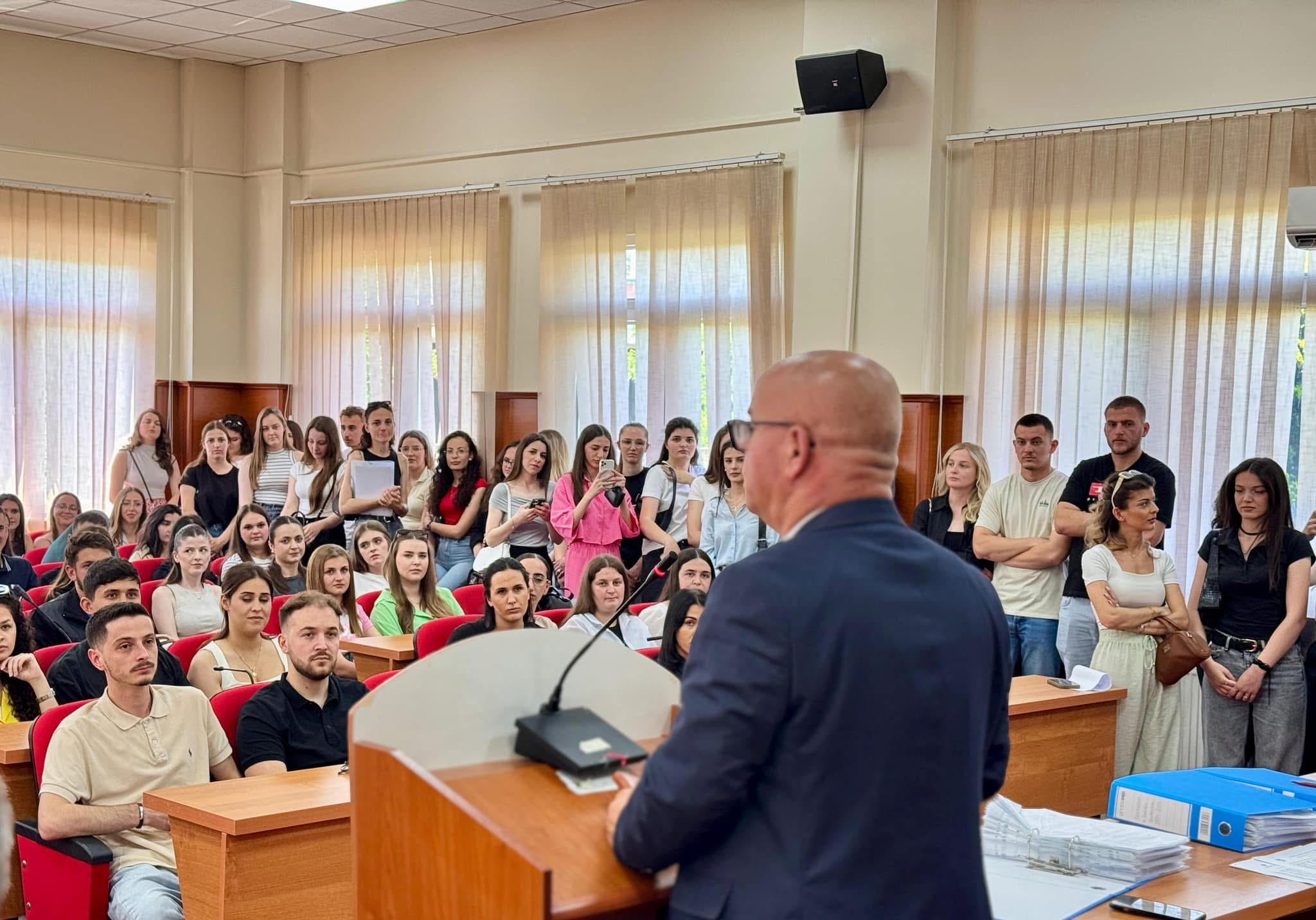 E ulët: Smajl Latifi obligon bursistët të dalin në foto, keq për “nevojtarët”