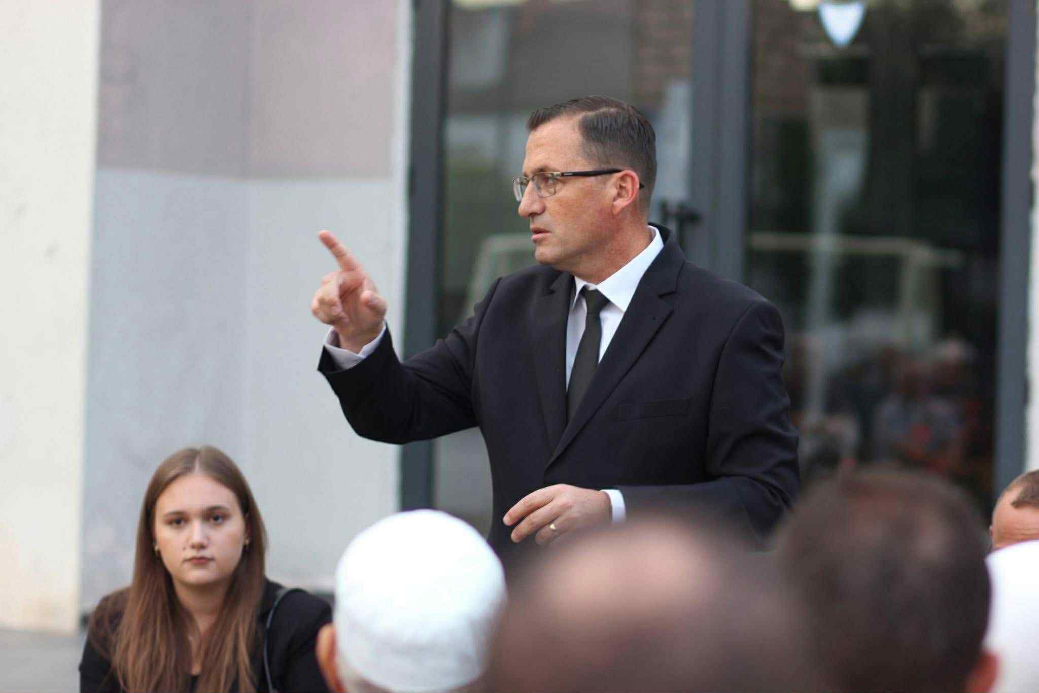 Burim Krasniqit i del “gjumi i arushës” – kritikon ëmbël pushtetin, por pa guxim ta përmend Smajl Latifin